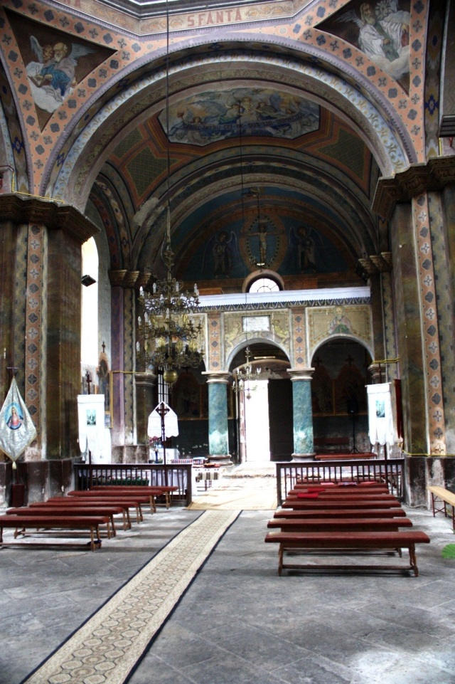 Interiorul bisericii din Șișești văzut din spre altar