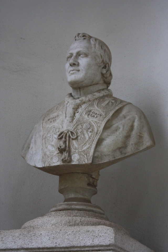 Bustul Papei Pius al IX-lea din peristilul bisericii