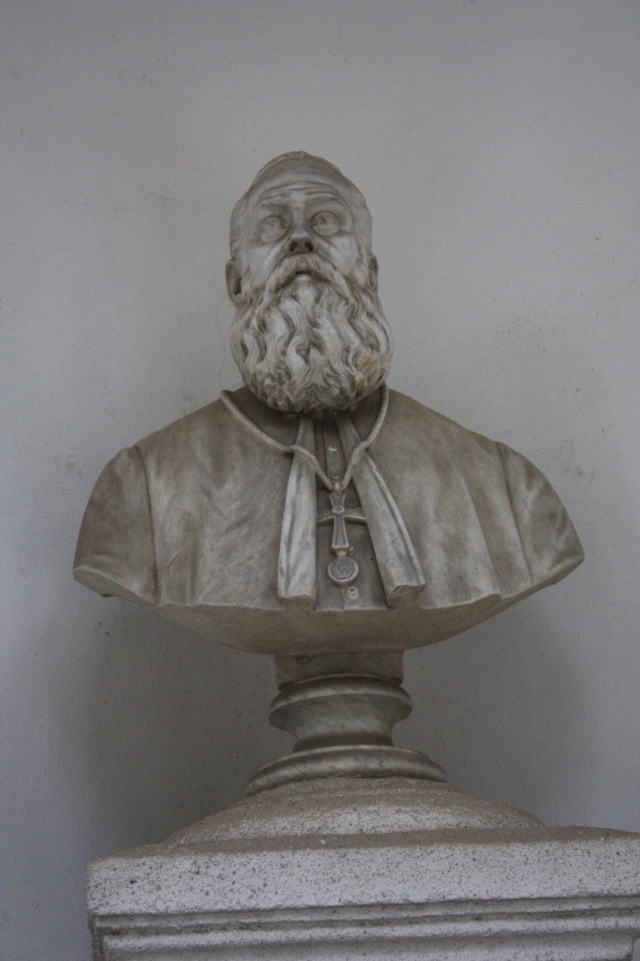 Bustul Mitropolitului Atanasie Anghel din peristilul bisericii