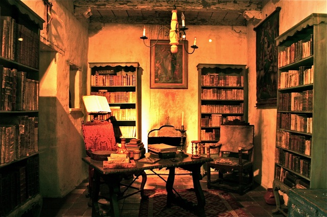 Reconstituirea bibliotecii Fratelui Serra, prima bibliotecă din California. Imaginea este preluată de pe Internet.