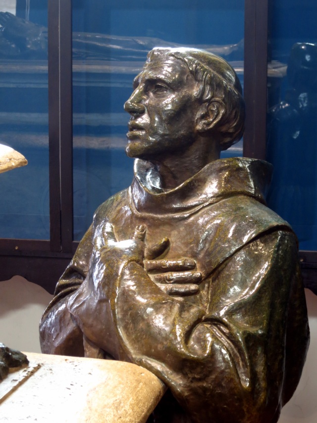 Un bust al Fratelui Lasuen, preluat de la Cenotaful Fratelui Serra din Capela Mora